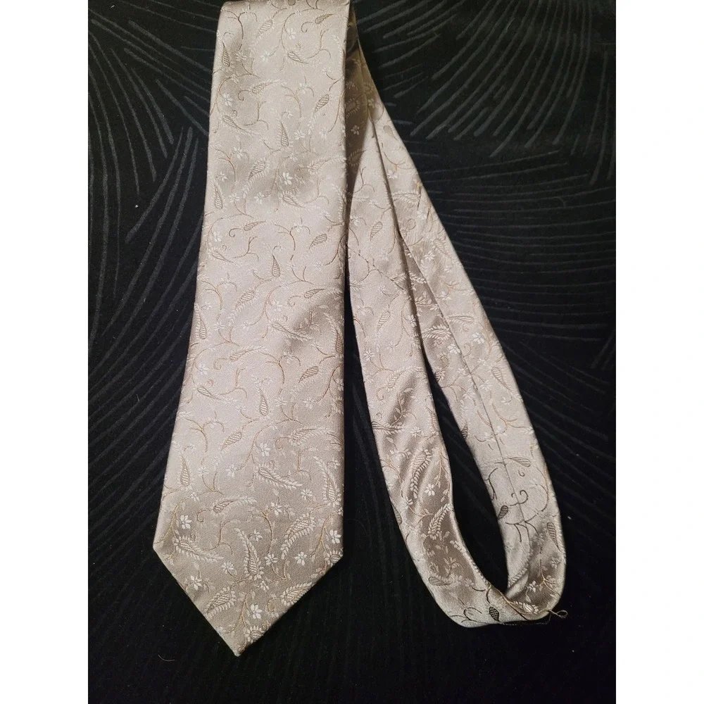 Geoffrey Beene Mens 100%‎ Silk Paisley Chic Vintage Formal Necktie Tan/Gold